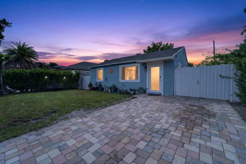3 bedroom Single Family Residence at 946 Mcintosh Street, Bunker Hill Add To Wpb, West Palm Beach — photo 1