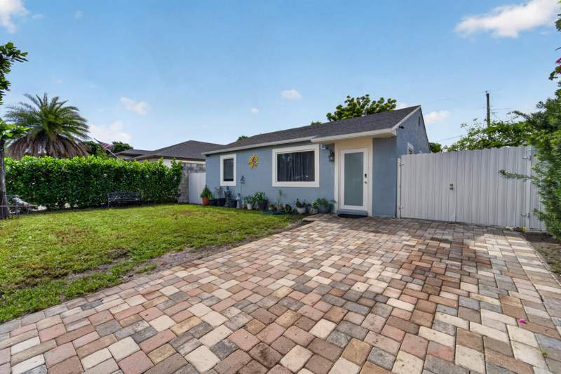 3 bedroom Single Family Residence at 946 Mcintosh Street, Bunker Hill Add To Wpb, West Palm Beach — photo 3