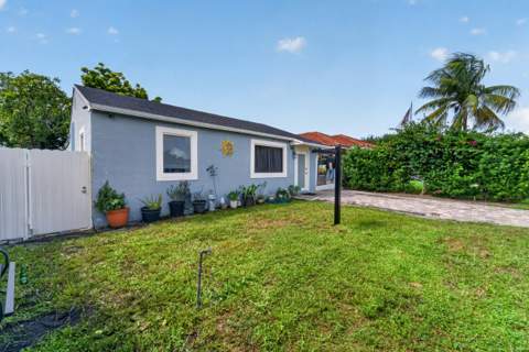 946 Mcintosh Street, West Palm Beach FL - photo 7 of 53