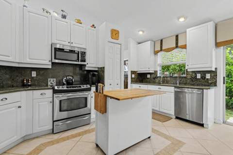 7021 Falls Road, Boynton Beach FL - photo 9 of 36