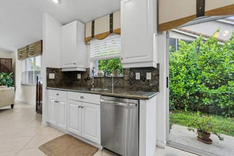 7021 Falls Road, Boynton Beach FL - photo 12 of 36