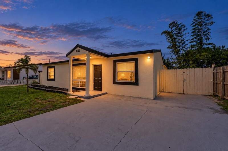 3 bedroom Single Family Residence at 2121 SW 46th Avenue, Broadview Park Sec 2 Amen, Fort Lauderdale — photo 2