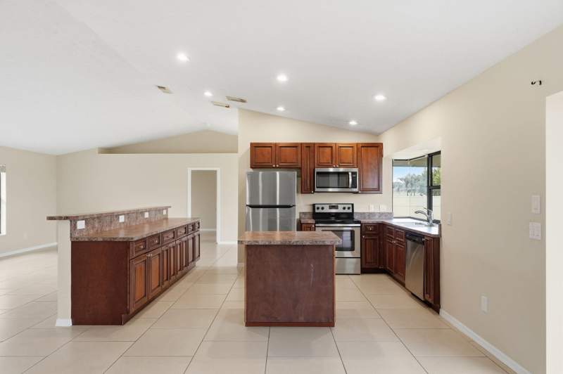 3 bedroom Single Family Residence at 682 SW Jacoby Avenue, Port St Lucie Section 21, Port St. Lucie — photo 4