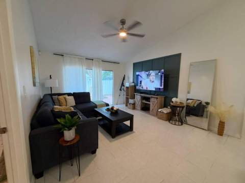 1437 Royal Forest Court, West Palm Beach FL - photo 6 of 51
