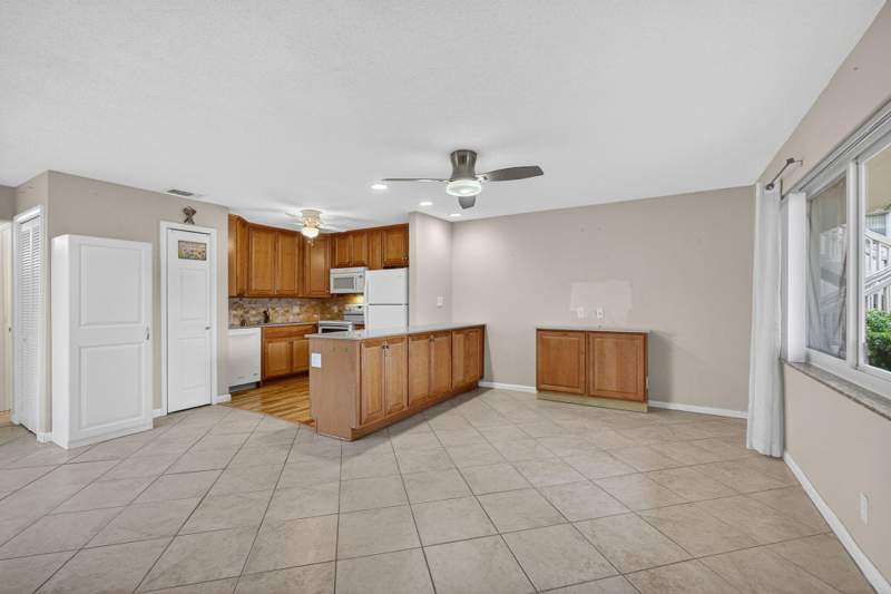1 bedroom Condominium at 221 Coventry J, Coventry Condo, West Palm Beach — photo 2