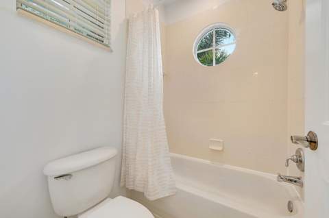 654 Castle Drive, Palm Beach Gardens FL - photo 13 of 35