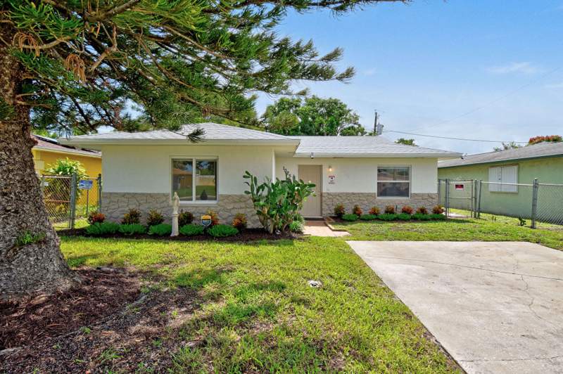3 bedroom Single Family Residence at 1025 W 7th Street, Inlet City, Riviera Beach — photo 2