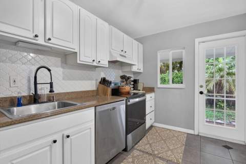 5433 NE 5th Avenue, Oakland Park FL - photo 10 of 38