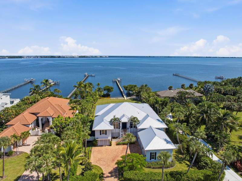 4 bedroom Single Family Residence at 54 S Sewalls Point Road, Arbela, Sewalls Point — photo 3