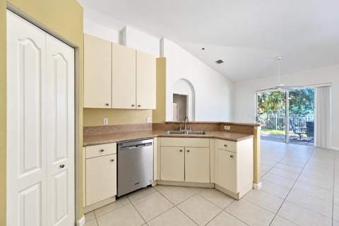 6128 Spring Lake Terrace, Fort Pierce FL - photo 12 of 32