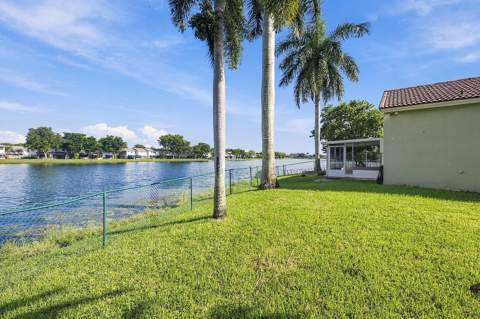 10627 NW 7th Street, Pembroke Pines FL - photo 9 of 31