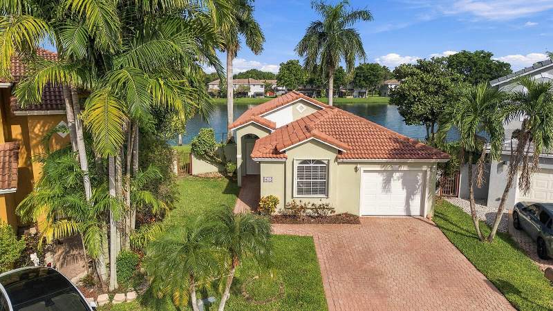 3 bedroom Single Family Residence at 10627 NW 7th Street, Pembroke Pointe Parcel, Pembroke Pines — photo 4