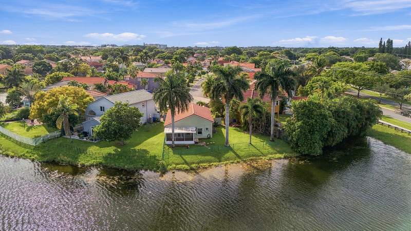 3 bedroom Single Family Residence at 10627 NW 7th Street, Pembroke Pointe Parcel, Pembroke Pines — photo 5