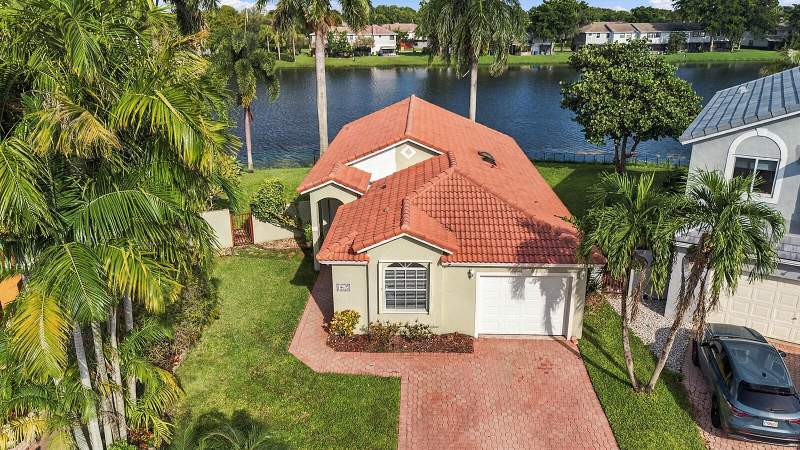 3 bedroom Single Family Residence at 10627 NW 7th Street, Pembroke Pointe Parcel, Pembroke Pines — photo 3