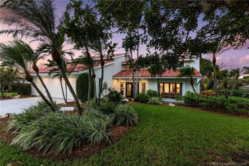 5 bedroom Single Family Residence at 4304 SE Fairway, Yacht & Country Club Of Stuart, Stuart — photo 1