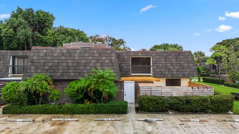 3 bedroom Townhouse at 703 7th Terrace, Glenwood Twnhs, Palm Beach Gardens — photo 2