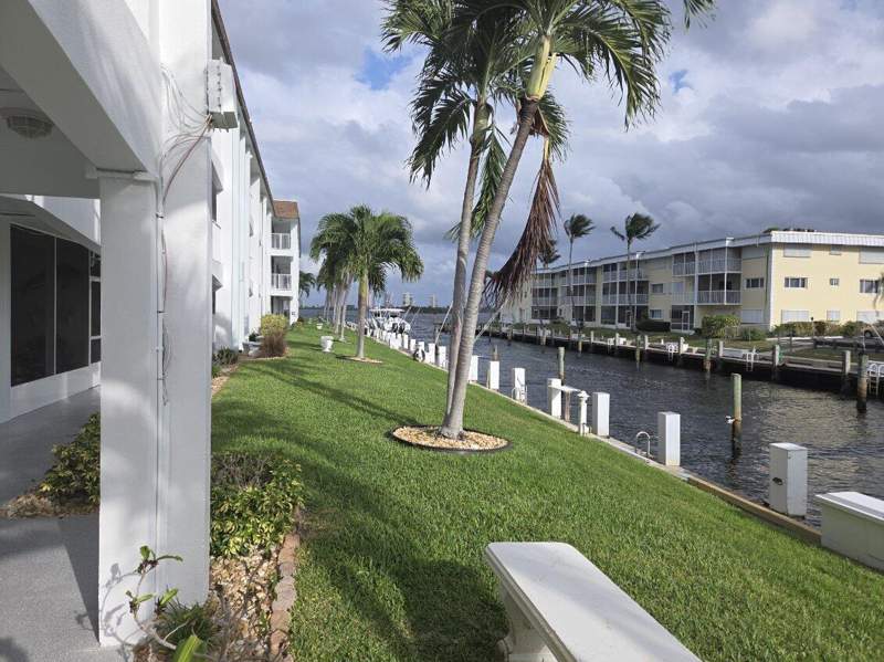 2 bedroom Condominium at 110 Shore Court #112-B, Shore Club Apts B & C Condo, North Palm Beach — photo 3