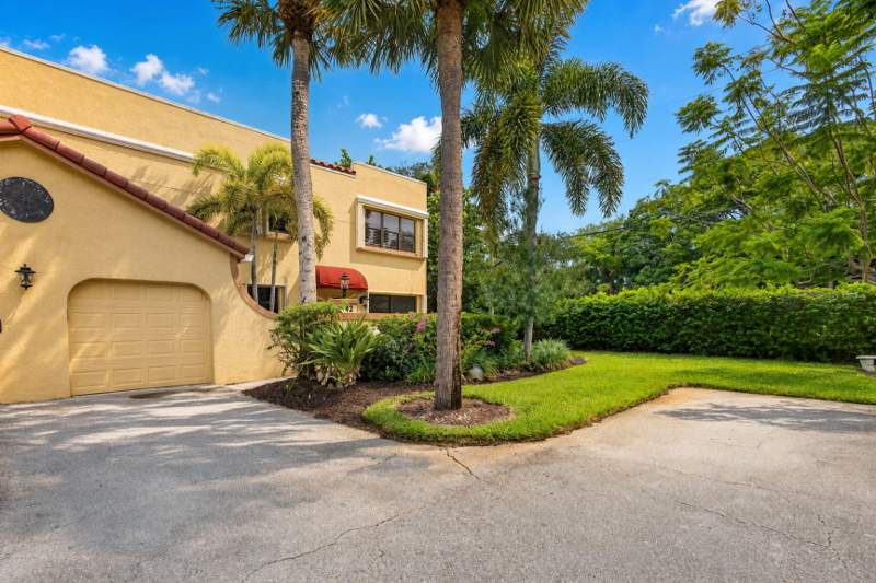 2 bedroom Townhouse at 42 Uno Lago Drive, Uno Lago, Juno Beach — photo 2