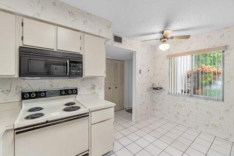 7286 Huntington Lane #108, Delray Beach FL - photo 11 of 55