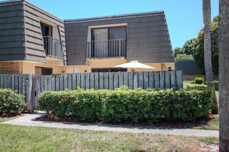 2 bedroom Townhouse at 606 6th Way, Village Of Sandalwood Lakes 1, West Palm Beach — photo 1