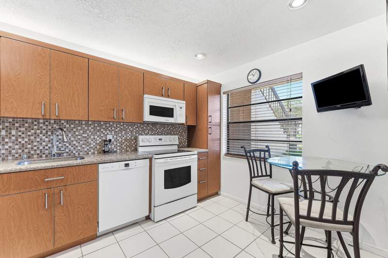2 bedroom Condominium at 9283 Vista Del Lago #G, Pines Of Boca Lago Condo, Boca Raton — photo 4