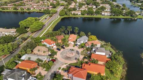 10627 NW 7th Street, Pembroke Pines FL - photo 7 of 31