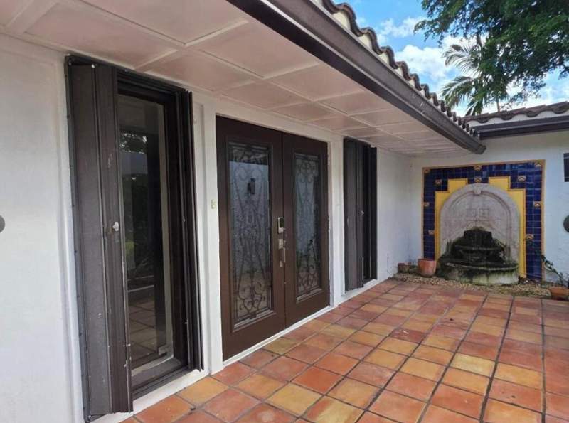 5 bedroom Single Family Residence at 690 NW 68th Avenue, Plantation Gardens Sec 5, Plantation — photo 4