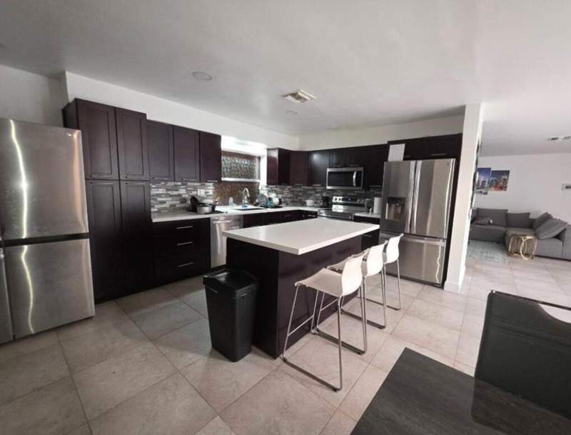 5 bedroom Single Family Residence at 690 NW 68th Avenue, Plantation Gardens Sec 5, Plantation — photo 5