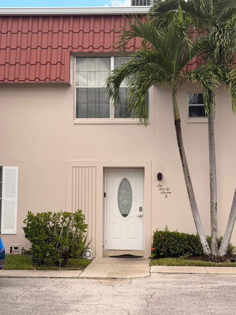 2 bedroom Condominium at 627 Laconia Circle #B, Covered Bridge Condo, Lake Worth — photo 2