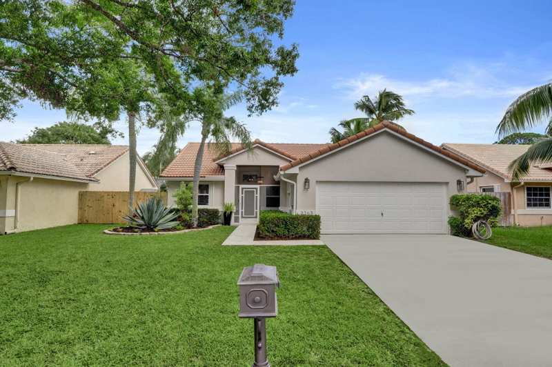 3 bedroom Single Family Residence at 3763 S Lancewood Place, Sabal Lakes Ph 2, Delray Beach — photo 1