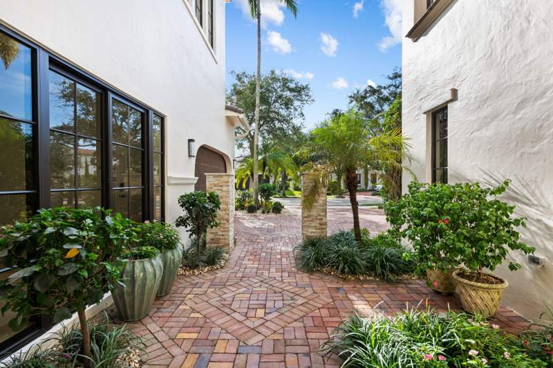 5 bedroom Single Family Residence at 8242 Emerald Avenue, Parkland Golf And Country Club, Parkland — photo 4
