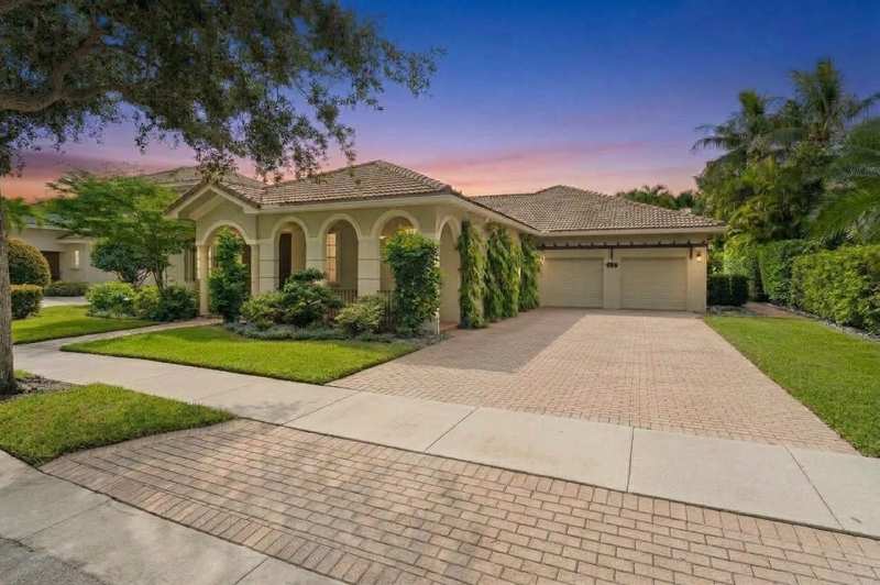 4 bedroom Single Family Residence at 136 Via Santa Cruz, Paseos, Jupiter — photo 1