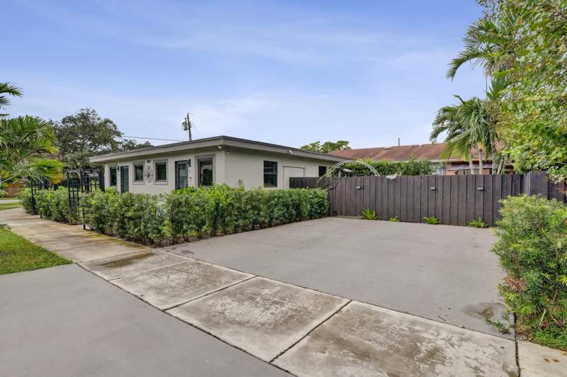 2 bedroom Single Family Residence at 800 N 59th Avenue #1-2, Hollywood Beach Gardens, Hollywood — photo 3