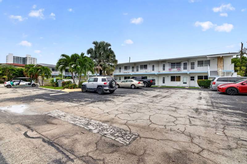 1 bedroom Stock Cooperative at 3232 Canal Drive, Rio-Mar Apts Co-Op, Pompano Beach — photo 5