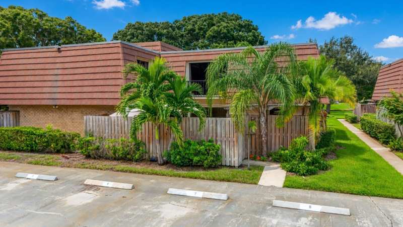 2 bedroom Townhouse at 2003 20th Lane, Garden Lakes And Garden Square Shops, Palm Beach Gardens — photo 1