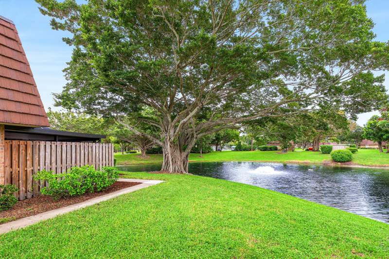 2 bedroom Townhouse at 1815 18th Lane, Garden Lakes And Garden Square Shops, Palm Beach Gardens — photo 2