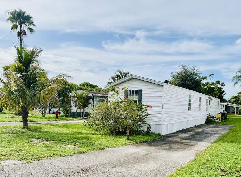 3 bedroom Mobile Home at 1027 Marco Court, Colonial Estates Mobile Home Park, Greenacres — photo 2