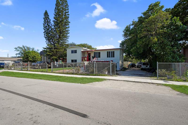 4 bedroom Single Family Residence at 220 NW 42nd Street, Prospect Gardens, Oakland Park — photo 3
