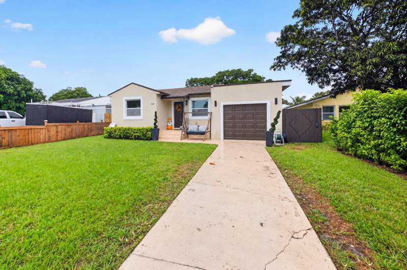 4 bedroom Single Family Residence at 1019 S C Street, Lake Worth Town Of, Lake Worth Beach — photo 2
