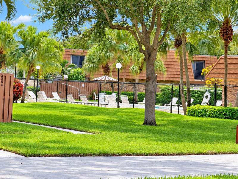 2 bedroom Townhouse at 2590 Lakeview Court, Rock Creek Phase Two, Cooper City — photo 3