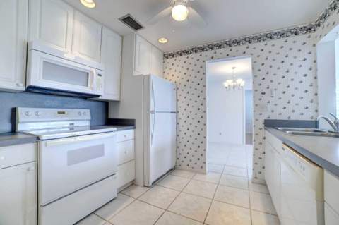 910 SW 7th Avenue, Boynton Beach FL - photo 11 of 33