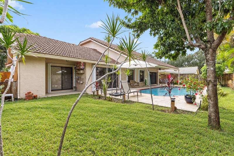 4 bedroom Single Family Residence at 1855 NW 106th Terrace, Jacaranda Parcel 101, Plantation — photo 2