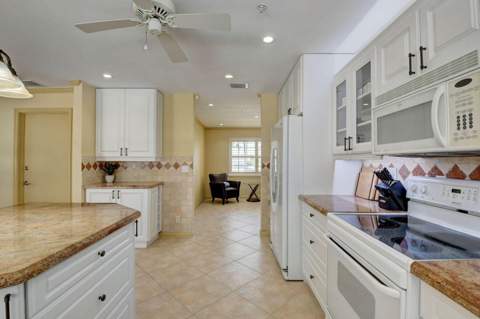 1086 SW 28th Avenue, Boynton Beach FL - photo 6 of 32