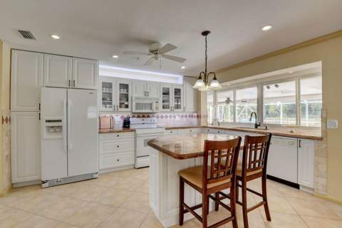 1086 SW 28th Avenue, Boynton Beach FL - photo 7 of 32