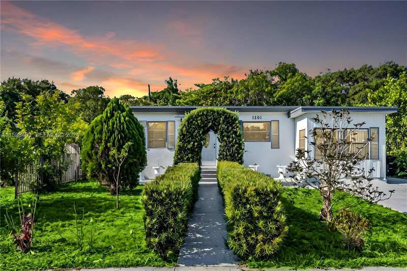4 bedroom Single Family Residence at 1501 N 18th Avenue, Lake Worth Heights, Lake Worth Beach — photo 1