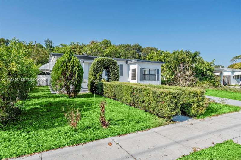 4 bedroom Single Family Residence at 1501 N 18th Avenue, Lake Worth Heights, Lake Worth Beach — photo 2
