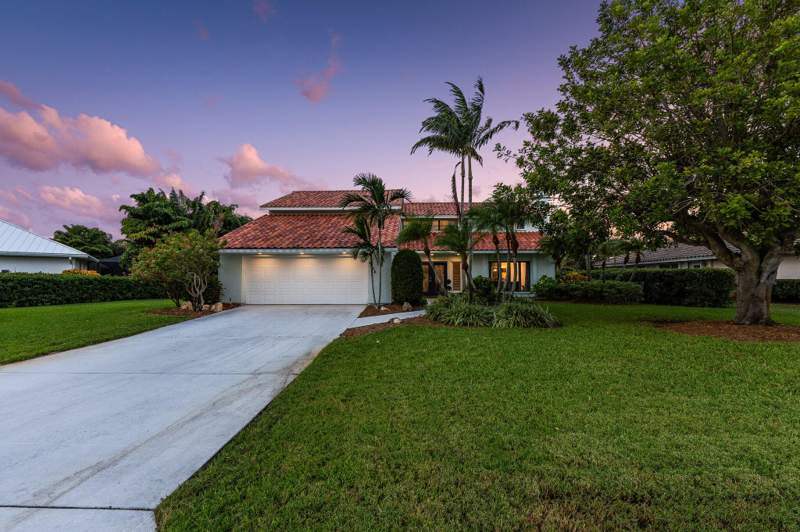 5 bedroom Single Family Residence at 4304 SE Fairway, Yacht & Country Club Of Stuart, Stuart — photo 3
