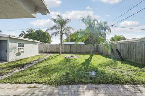 130 Plum Tree Drive, Lake Worth FL - photo 21 of 24