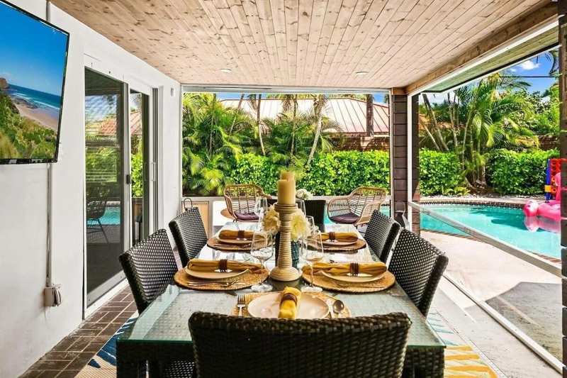 4 bedroom Single Family Residence at 1949 Windward Drive, Bel-Air 32-10 B, Lauderdale-By-The-Sea — photo 1