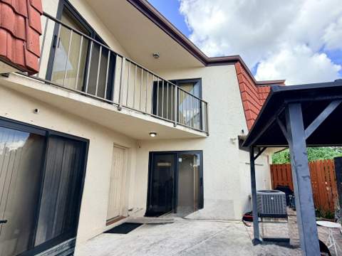 3870 Victoria Drive, West Palm Beach FL - photo 6 of 35